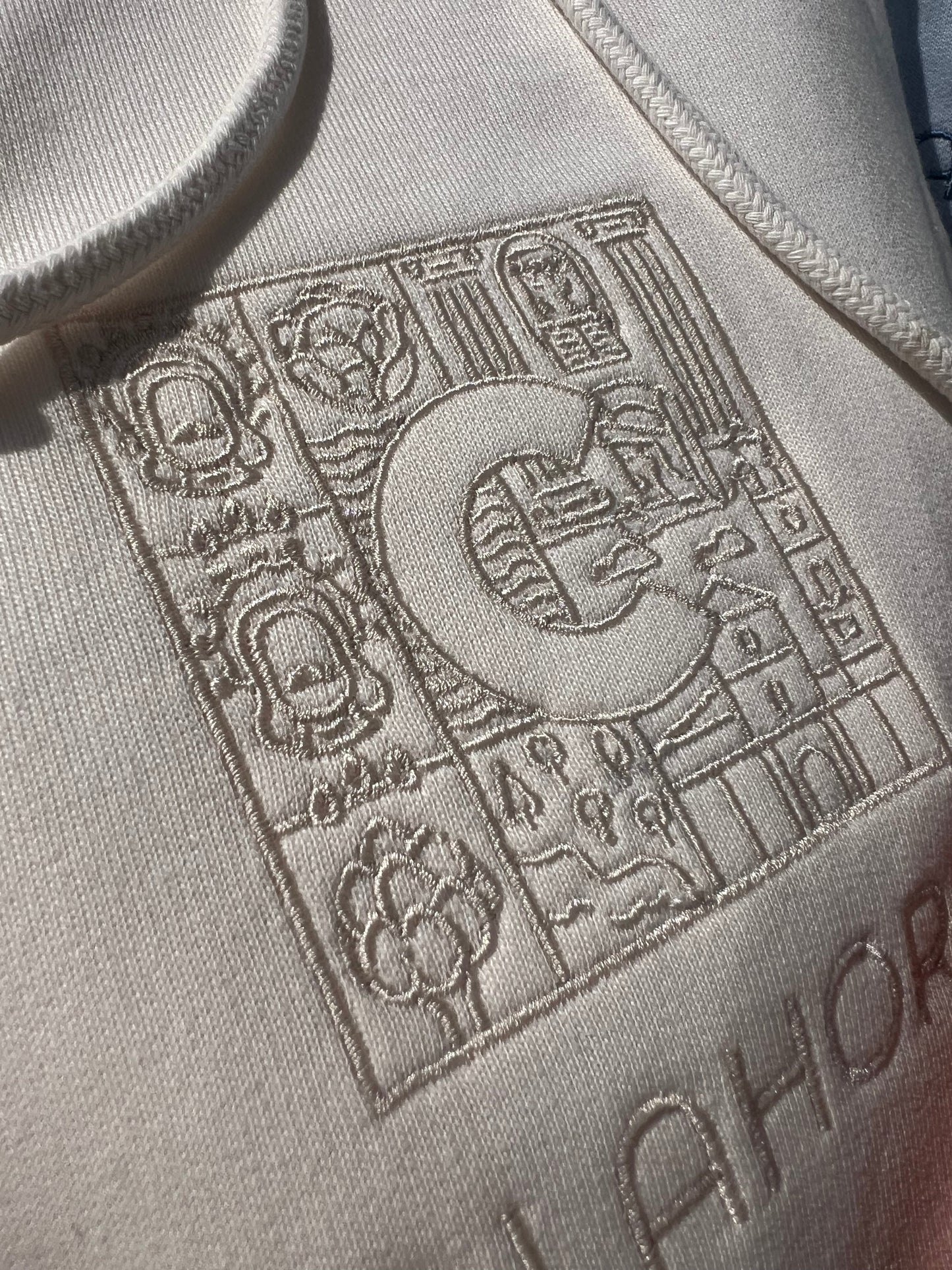 Sudadera bordada Ama Tu Pueblo